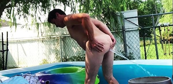 ANAL SQUIRTING IN THE SWIMMING POOL